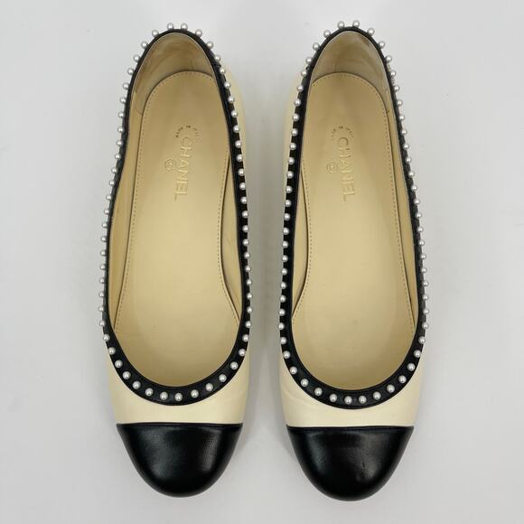 Chanel | Cream Black Lambskin Pearl CC Cap Toe Ballet Flats 2016 FR 37C - Picture 4 of 16